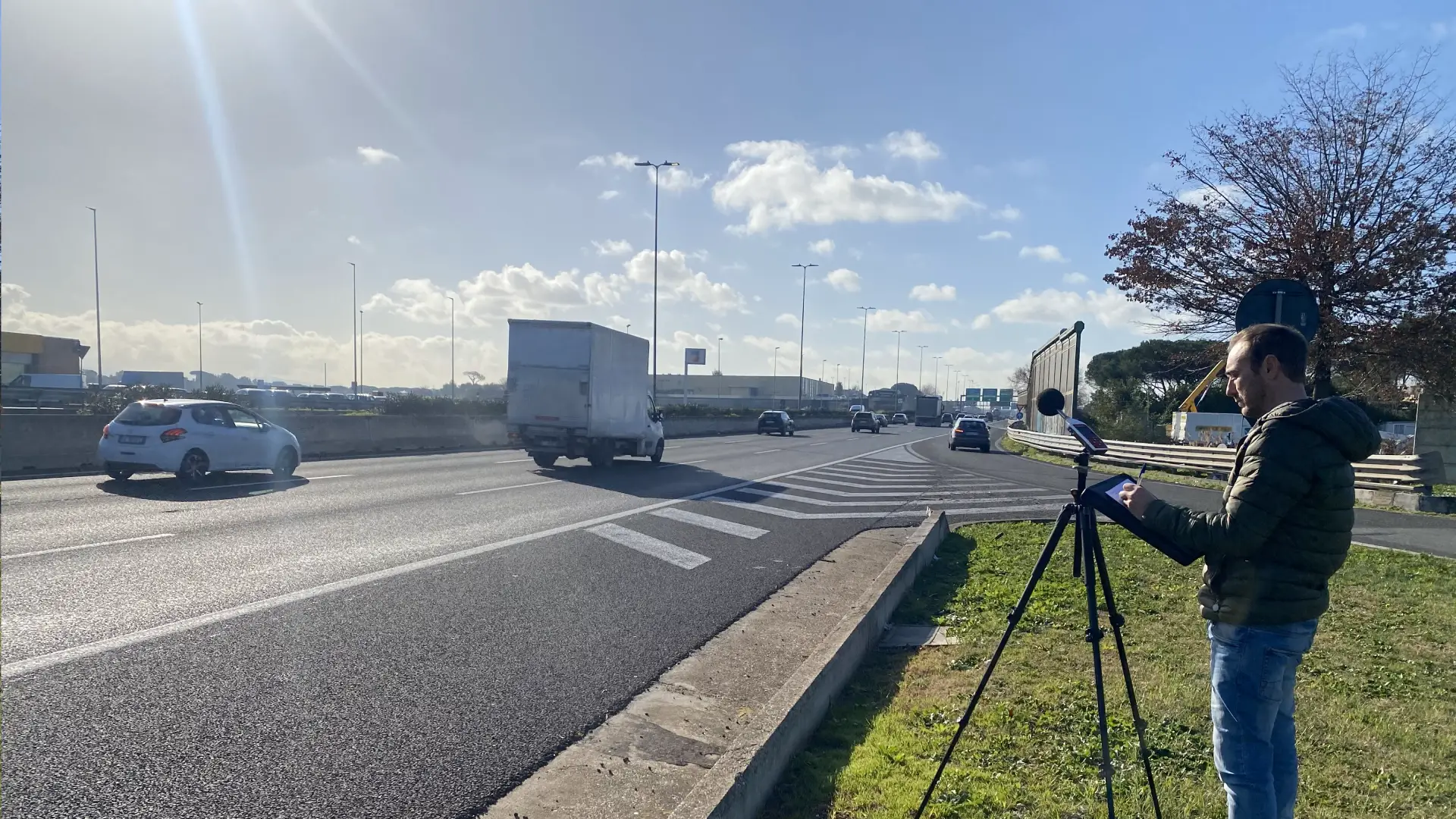 Tecnico competente in acustica ing. Martino Greco durante una rilevazione fonometrica per una Valutazione rischio rumore a Roma nei pressi di una sorgente sonora