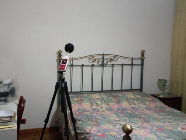 Misura di rumore immagine del fonometro durante una misura di rumore dentro casa