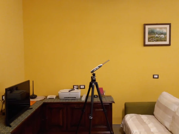 Misura di rumore immagine del fonometro durante una misura di rumore dentro casa